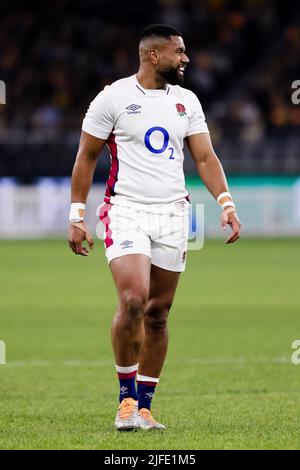 Perth, Australia, 2 luglio 2022. Joe Cokanasiga d'Inghilterra durante il test match internazionale di rugby tra l'Australia Wallaby e l'Inghilterra all'Optus Stadium il 02 luglio 2022 a Perth, Australia. Credit: Graham Conaty/Speed Media/Alamy Live News Foto Stock