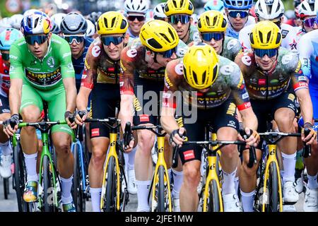 Danimarca. 02nd luglio 2022. Il belga Wout Van Aert del Team Jumbo-Visma e il belga Tiesj Benoot di Jumbo-Visma raffigurato in azione durante la seconda tappa della gara ciclistica Tour de France, una gara di 202,2 km tra Roskilde e Nyborg, Danimarca, sabato 02 luglio 2022. Il Tour de France di quest'anno si svolge dal 01 al 24 luglio 2022 e inizia con tre tappe in Danimarca. FOTO DI BELGA DAVID STOCKMAN Credit: Belga News Agency/Alamy Live News Foto Stock