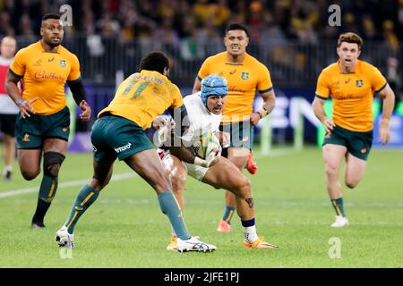 Perth, Australia, 2 luglio 2022. Jack Nowell d'Inghilterra è affrontato durante la partita di test di rugby internazionale tra l'Australia Wallaby e l'Inghilterra all'Optus Stadium il 02 luglio 2022 a Perth, Australia. Credit: Graham Conaty/Speed Media/Alamy Live News Foto Stock