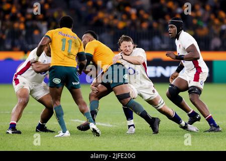 Perth, Australia, 2 luglio 2022. Il SAMU Kerevi dei Wallabies viene affrontato durante il test match internazionale di rugby tra l'Australia Wallaby e l'Inghilterra all'Optus Stadium il 02 luglio 2022 a Perth, Australia. Credit: Graham Conaty/Speed Media/Alamy Live News Foto Stock