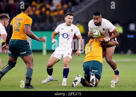 Perth, Australia, 2 luglio 2022. Joe Cokanasiga d'Inghilterra è stato affrontato durante il test match internazionale di rugby tra l'Australia Wallaby e l'Inghilterra all'Optus Stadium il 02 luglio 2022 a Perth, Australia. Credit: Graham Conaty/Speed Media/Alamy Live News Foto Stock