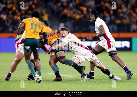 Perth, Australia, 2 luglio 2022. Il SAMU Kerevi dei Wallabies viene affrontato durante il test match internazionale di rugby tra l'Australia Wallaby e l'Inghilterra all'Optus Stadium il 02 luglio 2022 a Perth, Australia. Credit: Graham Conaty/Speed Media/Alamy Live News Foto Stock