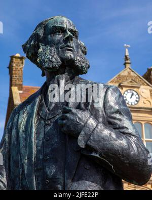 Statua di Henry Styleman le Strange nella città balneare di Hunstanton a Norfolk, Regno Unito. Le Strange era un padre fondatore della città, che ha girato il rimorchiatore Foto Stock