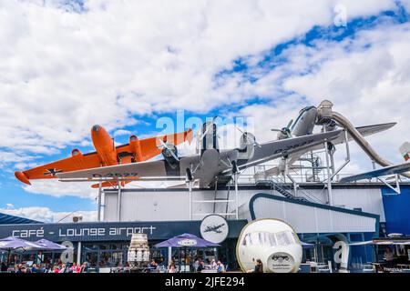 SINSHEIM, GERMANIA - mai 2022: Bombardiere a reazione arancione Inglese elettrico Canberra B.2 1949, Junkers Ju 52 3m Tante Aunt Ju 1930, Douglas DC-3 1935 Foto Stock