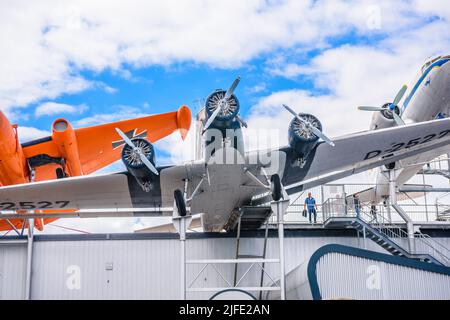 SINSHEIM, GERMANIA - mai 2022: Bombardiere a reazione arancione Inglese elettrico Canberra B.2 1949, Junkers Ju 52 3m Tante Aunt Ju 1930, Douglas DC-3 1935 Foto Stock