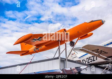 SINSHEIM, GERMANIA - mai 2022: Bombardiere medio a getto d'arancio English Electric Canberra B.2 1949 Foto Stock