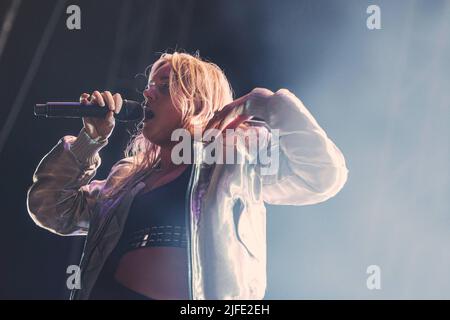 Ebba Tove Elsa Nilsson meglio conosciuta come Tove lo suona sul palco al Popaganda Festival di Stoccolma, Svezia. Foto Stock