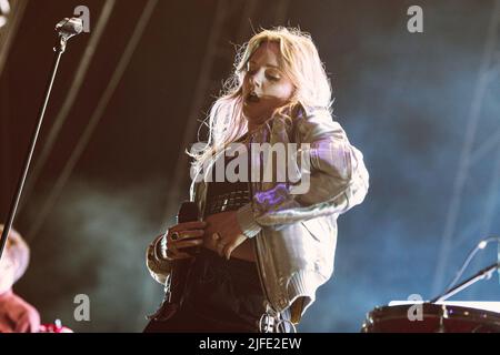 Ebba Tove Elsa Nilsson meglio conosciuta come Tove lo suona sul palco al Popaganda Festival di Stoccolma, Svezia. Foto Stock