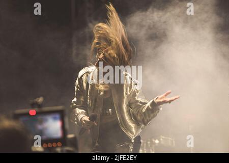 Ebba Tove Elsa Nilsson meglio conosciuta come Tove lo suona sul palco al Popaganda Festival di Stoccolma, Svezia. Foto Stock