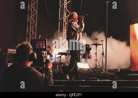 Ebba Tove Elsa Nilsson meglio conosciuta come Tove lo suona sul palco al Popaganda Festival di Stoccolma, Svezia. Foto Stock