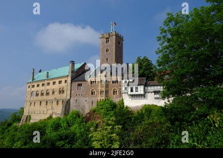 Il Wartburg di Eisenach è un castello medievale famoso come il luogo in cui Martin Lutero tradusse la sua edizione della Bibbia in tedesco. Foto Stock