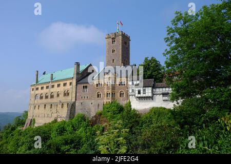 Il Wartburg di Eisenach è un castello medievale famoso come il luogo in cui Martin Lutero tradusse la sua edizione della Bibbia in tedesco. Foto Stock