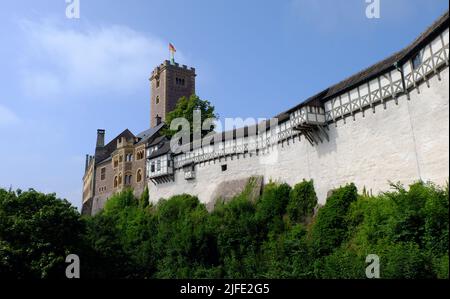 Il Wartburg di Eisenach è un castello medievale famoso come il luogo in cui Martin Lutero tradusse la sua edizione della Bibbia in tedesco. Foto Stock