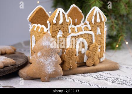 Casa di pan di zenzero e biscotti dolce di natale. Pasta allo zenzero per il nuovo anno. Dolce dessert. Pan di zenzero a forma di albero di Natale. Foto Stock