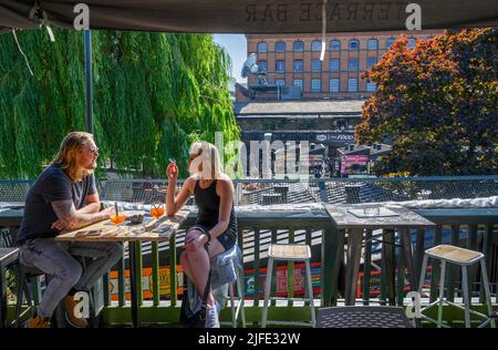 Giovane coppia in un pub a Camden Lock, Camden Market, Londra, Inghilterra, Regno Unito Foto Stock