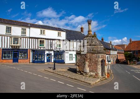 Norfolk, Regno Unito - Aprile 7th 2022: Una vista di Common Place nel grazioso villaggio di Little Walsingham a Norfolk, Regno Unito. Foto Stock