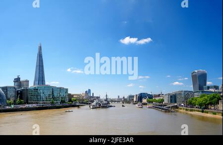 Vista dal Tower Bridge con la Shard a sinistra e una Fenchurch Street (Walkie Talkie edificio) a destra, River Thames, Londra, Inghilterra, Regno Unito Foto Stock