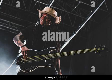 ITALIA, COLLEGNO, LUGLIO 1st 2022: Cass Lewis, bassista della rock band britannica “Stunk Anansie”, che si esibisce dal vivo sul palco dell’edizione 2022 del “Flowers Festival” per il tour “Celebrating 25 Years” Foto Stock