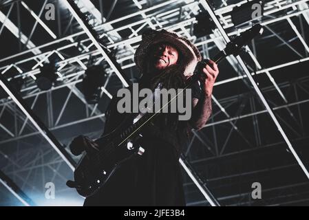 ITALIA, COLLEGNO, LUGLIO 1st 2022: Cass Lewis, bassista della rock band britannica “Stunk Anansie”, che si esibisce dal vivo sul palco dell’edizione 2022 del “Flowers Festival” per il tour “Celebrating 25 Years” Foto Stock