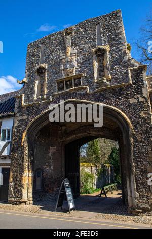 Norfolk, Regno Unito - Aprile 7th 2022: Porta d'ingresso nel terreno delle rovine di Walsingham Priory a Little Walsingham, Norfolk, Regno Unito. Foto Stock