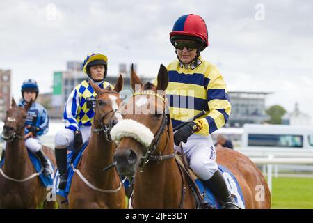 Un gruppo di jockeys Amateur femminile si allineano davanti alle porte di partenza alle gare di York tra cui AB o'Connor, Stephanie Jardeback, Jessica Bedi Foto Stock