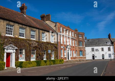 Norfolk, Regno Unito - Aprile 8th 2022: Le belle facciate di edifici sul mercato Martedì posto nella città di Kings Lynn a Norfolk, Regno Unito. Foto Stock