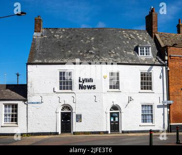 Norfolk, Regno Unito - Aprile 8th 2022: L'esterno del Lynn News Building, situato sul mercato Martedì posto nella città di Kings Lynn a Norfolk, Regno Unito. Foto Stock