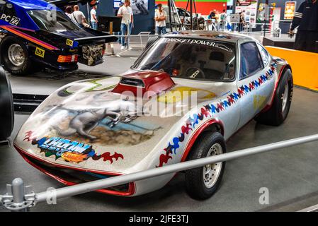 SINSHEIM, GERMANIA - mai 2022: auto da corsa dragster Opel GT Hirider Wheeliecar 1984 450ps Foto Stock