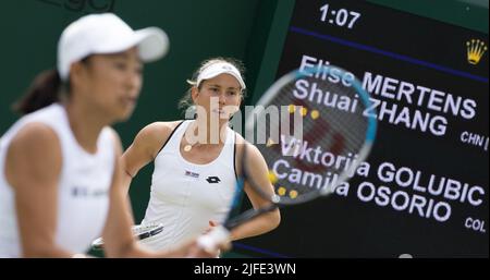 Londra, Regno Unito. 02nd luglio 2022. Zhang Shuai cinese e Elise Mertens belga raffigurati durante una seconda partita nel torneo femminile doppio tra i Mertens belgi - Zhang cinese e Golubic svizzero - Osorio colombiano al torneo di tennis Wimbledon Grand Slam del 2022 presso l'All England Tennis Club, nel sud-ovest di Londra, in Gran Bretagna, Sabato 02 Luglio 2022. BELGA PHOTO BENOIT DOPPAGNE Credit: Belga News Agency/Alamy Live News Foto Stock