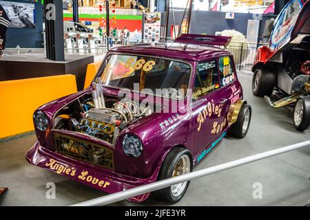 SINSHEIM, GERMANIA - mai 2022: Viola Dragster Mini Cooper racing car 1st generazione 136ps Foto Stock