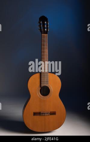 Chitarra classica spagnola su uno sfondo blu spettacolare con spazio copia Foto Stock