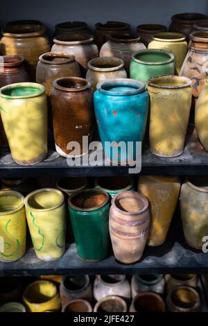 Molti unici caraffe di argilla colorata e vasi di varie forme su scaffale nel mercato locale Foto Stock