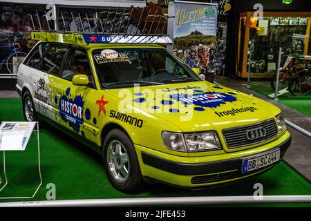 SINSHEIM, GERMANIA - mai 2022: Giallo verde Audi 100 C4 A6 avant station wagon 1994 Foto Stock