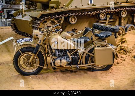 SINSHEIM, GERMANIA - mai 2022: Moto motocicletta militare a sabbia sidecar BMW R75 1943 26ps WW2 3rd reich nazista Germania Foto Stock