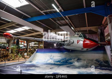 SINSHEIM, GERMANIA - mai 2022: Aereo militare jet da caccia rosso argento. Foto Stock