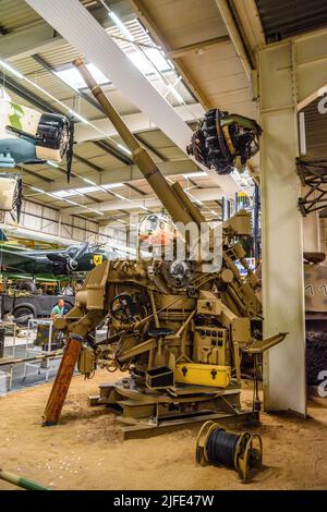 SINSHEIM, GERMANIA - mai 2022: Sabbia militare 10,5 cm Flak 38 39 pistola antiaerea 1944 WW2 3rd reich nazista Germania Luftwaffe Foto Stock