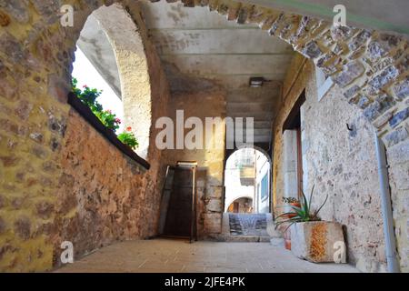 L'interno di un passaggio ad arco nel borgo di Fornelli nel Molise Foto Stock