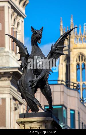 La scultura del drago di Temple Bar su Fleet Street a Londra, Regno Unito. Il drago è il contrassegno di confine dove la città di Westminster incontra la città di Londra. Foto Stock