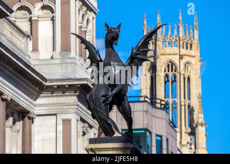 La scultura del drago di Temple Bar su Fleet Street a Londra, Regno Unito. Il drago è il contrassegno di confine dove la città di Westminster incontra la città di Londra. Foto Stock