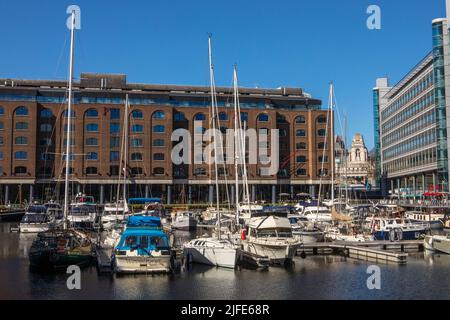 Londra, Regno Unito - Marzo 18th 2022: Vista dello storico molo di St. Katherines a Londra, Regno Unito. L'edificio Trinity Square del 10, conosciuto anche come l'ex Port o Foto Stock