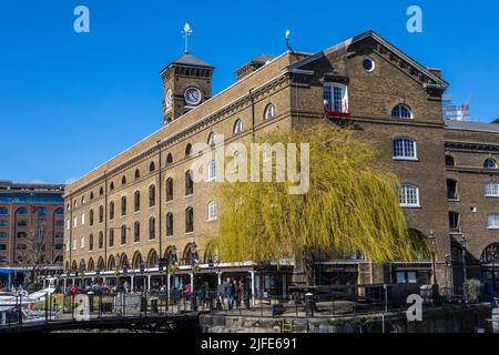 Londra, Regno Unito - Marzo 18th 2022: Vista della storica Ivory House al St. Katherines Dock di Londra, Regno Unito. Foto Stock