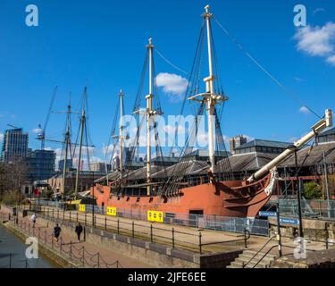 Londra, Regno Unito - Marzo 17th 2022: Replica delle navi presso lo storico Tobacco Dock a Wapping, Londra, Regno Unito. La vista mostra anche Ornamental Canal Wapping e il Foto Stock