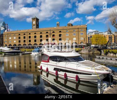 Londra, Regno Unito - Marzo 17th 2022: Una veduta della magnifica Ivory House sui St. Katherine Docks a Londra, Regno Unito. Foto Stock