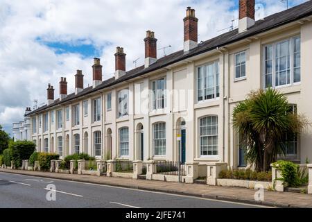 Proprietà attraenti in Eastgate Street, Winchester, Hampshire, Inghilterra, Regno Unito. Terrazza di grado II elencati, case di città del diciannovesimo secolo. Foto Stock