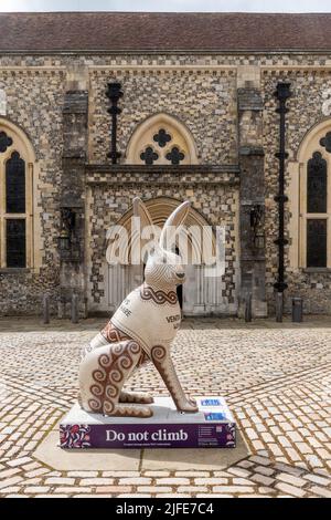 Hares of Hampshire Art Trail nel centro di Winchester durante l'estate 2022, Inghilterra, Regno Unito. Scultura Lepre di fronte alla Grande Sala. Foto Stock