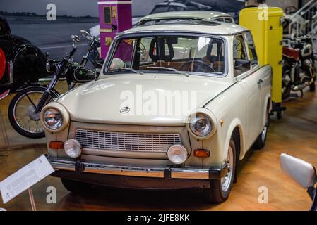 SINSHEIM, GERMANIA - mai 2022: Trabant bianco P 601 1986 26ps Foto Stock