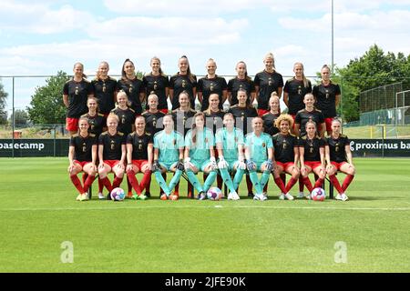 Belgio. 02nd luglio 2022. (Prima fila L-R) Lenie Onzia , Feli Delacauw , Amber Tysiak , Marie Minnaert , Tine De Caigny , Ella Van Kerkhoven , Sari Kees , Justine Vanhevermaet , Julie Biesmans , Jassina Blom , (middle row L-R) Jody Vangheluwe , Sarah Wijnants , Laura Deloose , Tessa Wullaert , Janice Cayman , Laura De neve , Elena Dhont , Hannah Eurlings , (prima fila L-R) Chloe Vande Velde , Charlotte Tison , Davinia VANMECHELEN , Femke Bastiaen , Diede Lemey , Nicky Evrard , Lisa Lichtfus , Kassandra Missipo , Davina Philtjens e Jill Janssens hanno raffigurato la posa per una foto di squadra dopo un pres Foto Stock