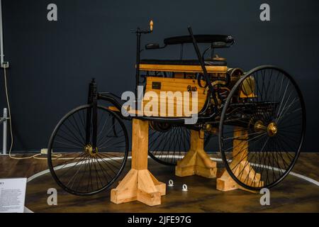 SINSHEIM, GERMANIA - mai 2022: Vettura a motore brevettata Benz modello 1 1886. Foto Stock