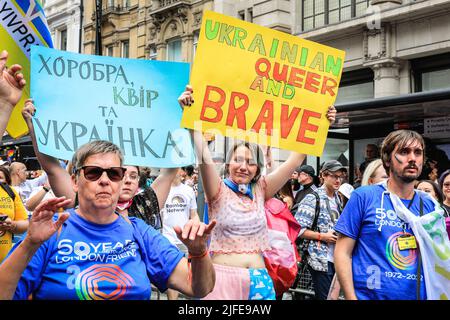 Londra, Regno Unito. 02nd luglio 2022. I partecipanti e gli spettatori si divertiranno lungo il percorso della Pride in London 2022 Parade. La sfilata procede da Hype Park lungo Piccadilly a Whitehall quest'anno, il movimento Pride e la comunità LGBT commemorano 50 anni da quando il primo Pride ebbe luogo nel Regno Unito. Credit: Imagplotter/Alamy Live News Foto Stock