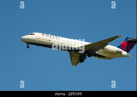 Delta Airlines in arrivo al Lexington Bluegrass Field di Lexington, Kentucky Foto Stock